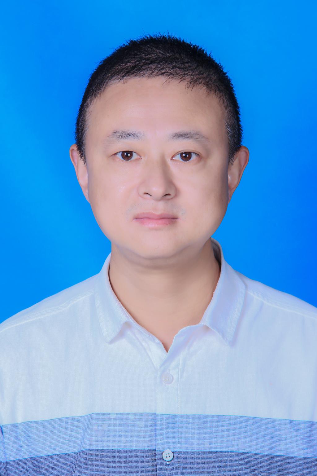 伍鹏 硕士 副教授